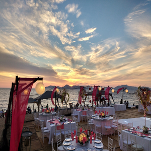 Image by intersd titled ’acapulco, sunset, beach’. Source: Pixabay