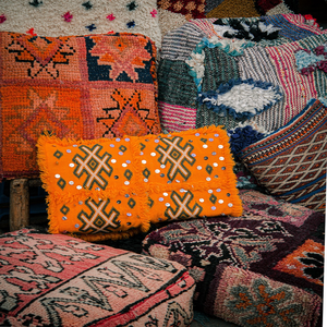 Image by Badrdins8 titled ’morocco, pillows, handicraft’. Source: Pixabay