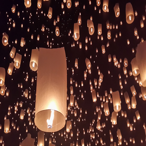 Image by xiaolinzi821 titled ’chiang mai, sky lantern, festival’. Source: Pixabay