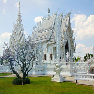 Image by Jonny_Joka titled ’chiang rai, thailand, white temple’. Source: Pixabay