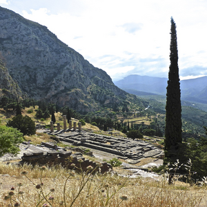 Image by MemoryCatcher titled ’ruins, delphi, roman’. Source: Pixabay