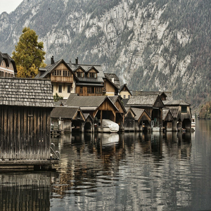 Image by rainhard2 titled ’hallstatt, austria, lake’. Source: Pixabay