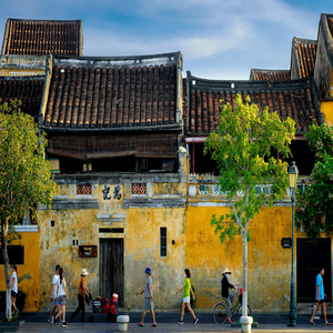 Image by tienthinhphoto titled ’people, street, hoi an’. Source: Pixabay