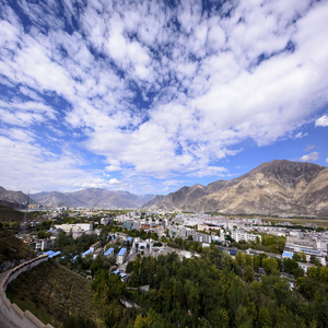 Image by Russell_Yan titled ’lhasa, city view, blue sky’. Source: Pixabay