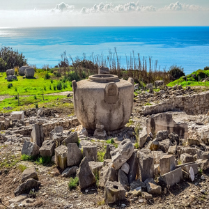 Image by dimitrisvetsikas1969 titled ’ancient amathus, crater, ruins’. Source: Pixabay