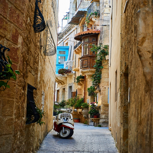 Image by NakNakNak titled ’road, travel, city’. Source: Pixabay