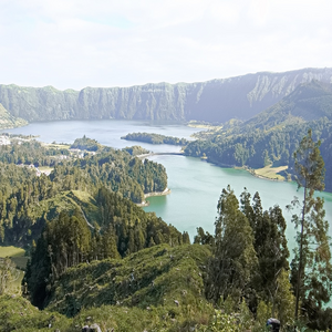Image by katharina-kiese titled ’lake, water, mountain’. Source: Pixabay