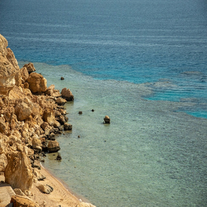 Image by Vika_Glitter titled ’sea, coast, cliff’. Source: Pixabay