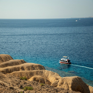 Image by Vika_Glitter titled ’sea, yacht, reef’. Source: Pixabay
