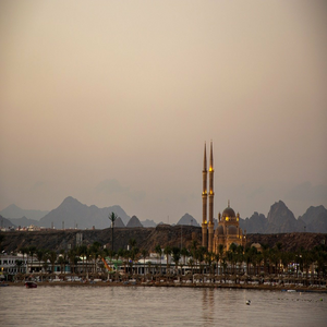 Image by Vika_Glitter titled ’embankment, mosque, minarets’. Source: Pixabay