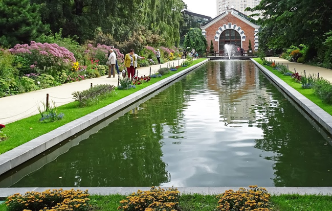On Peace Avenue in the Pharmacy Garden