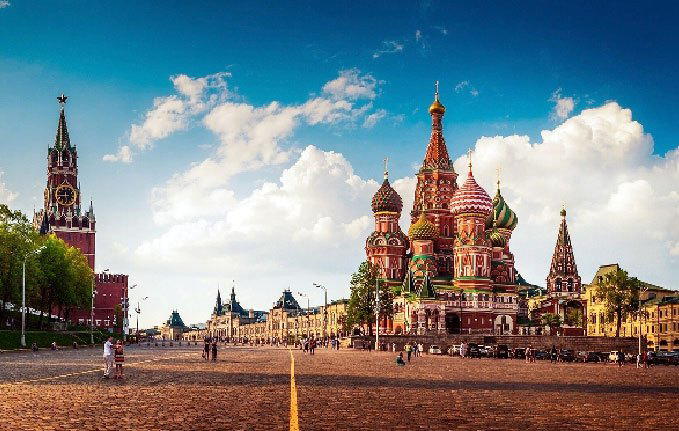 Walk at the Kremlin Walls