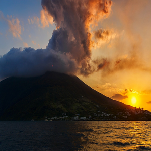 Image by GianniCiu10 titled ’tromboli, aeolian islands, sicily’. Source: Pixabay