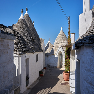 Image by Glavo titled ’alberobello, trulli houses, italy’. Source: Pixabay