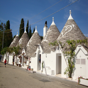 Image by 12019 titled ’italy, alberobello, houses’. Source: Pixabay