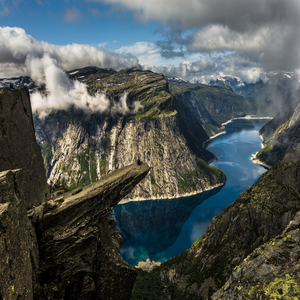 Image by trondmyhre4 titled ’water, trolltunga, ringedalsvannet’. Source: Pixabay