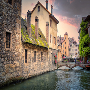 Image by fietzfotos titled ’annecy, old town, canal’. Source: Pixabay