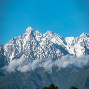 Image by balouriarajesh titled ’mountain, summit, peak’. Source: Pixabay