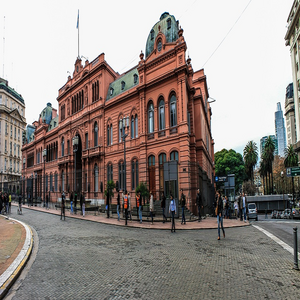 Image by GRAPHICALBRAIN titled ’pink house, argentina, buenos aires’. Source: Pixabay