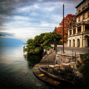 Image by GPoulsen titled ’lake, trees, lake como’. Source: Pixabay