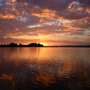 Image by 12019 titled ’lake, sunset, silhouette’. Source: Pixabay