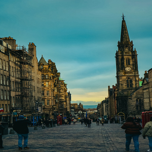 Image by PatrickLFC93 titled ’edinburgh, royalmile, road’. Source: Pixabay