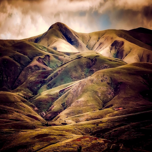Image by 12019 titled ’iceland, hills, mountains’. Source: Pixabay