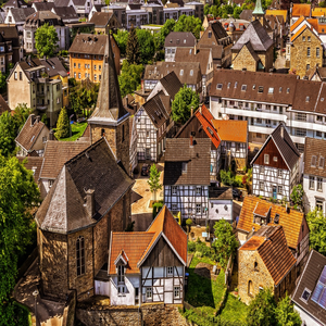 Image by Tama66 titled ’city, town, architecture’. Source: Pixabay