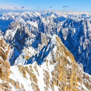 Image by Fossane titled ’zugspitze, mountains, alps’. Source: Pixabay