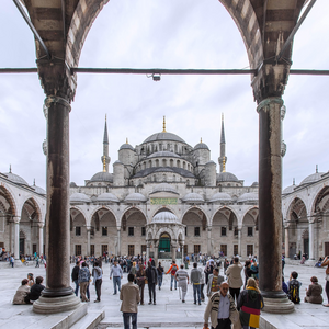 Image by kirill_sobolev titled ’istanbul, people, temple’. Source: Pixabay