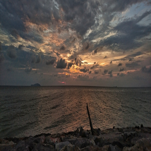 Image by justintaannix titled ’sunset, water, seaside’. Source: Pixabay