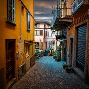 Image by GPoulsen titled ’italy, alley, street’. Source: Pixabay