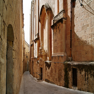 Image by gln titled ’malta, alley, valletta’. Source: Pixabay Image by gln titled ’malta, alley, valletta’. Source: Pixabay