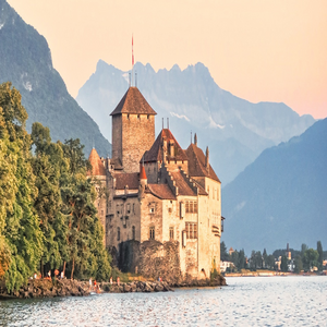 Image by Himmelstraeume titled ’lake, sunset, mountains’. Source: Pixabay