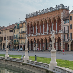 Image by bogitw titled ’padua, architecture, italy’. Source: Pixabay