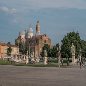 Image by bogitw titled ’padua, architecture, italy’. Source: Pixabay