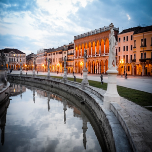 Image by Leonhard_Niederwimmer titled ’architecture, travel, city’. Source: Pixabay