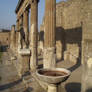 Image by Simon titled ’columns, pool, statue’. Source: Pixabay Image by Simon titled ’columns, pool, statue’. Source: Pixabay