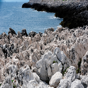 Image by gregroose titled ’sea, var, azure’. Source: Pixabay