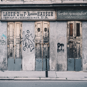 Image by bogitw titled ’street, city, building’. Source: Pixabay