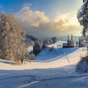 Image by Sonyuser titled ’winter, mountain, cabin’. Source: Pixabay